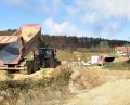 Bild: no
Derzeit sind im neuen Baugebiet „Am Weidenberg“ die Erschließungsarbeiten im vollen Gang. Für die 17 Parzellen gibt es insgesamt 60 Interessenten. Der Gemeinderat beschloss in der Novembersitzung, dass die Straße durch das neue Baugebiet Karl-Burger-Straße heißen soll.
