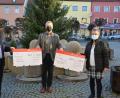 Bild: dob
Jeweils zwei Schecks in Höhe von 700 und 300 Euro übergeben der Vorsitzende der Vohenstraußer Siedlergemeinschaft Alexander Thomas (links) und Kassenchefin Eva-Maria Friedl (rechts) an Bürgermeister Andreas Wutzlhofer (Mitte) für die Kindergärten in der Großgemeinde.