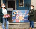 Bild: hme
CAJ-Bildungsreferentin Cornelia Hoffmann vom Diözesanverband Regensburg überreicht an die Geschäftsführerin Franziska Schmid Geschenke als kleines Dankeschön für die Arbeit