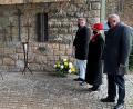 Bild: R. Kreuzer
Am Totensonntag gedenkt das Vereinskartell Weiden-West den Opfern der Weltkriege mit (von rechts) Lothar Höher, Luise Amschl und Hans-Jürgen Gmeiner vor der Maria-Waldrast-Kirche.