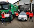 Bild: gz
Der Unternehmer Martin Wild übergibt 1500 Euro der HvO, vertreten durch seine Schwester Alexandra im Beisein der anderen Mitglieder Ulli Bauer, Georg Rauch und Stefan Hammerl (von rechts).