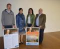 Bild: exb
Andreas Peterek vom Geopark (von links), Bürgermeisterin Tanja Schiffmann, Museumsleiterin Regina Kiermaier und Heimatsvereinschef Manfred Reiss präsentieren die Ausstellung „Alexander von Humboldt und die Vulkane“ .