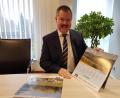 Bild: Tobias Gräf
VR Bank-Vorstandssprecher Bernhard Werner freut sich über den neuen Landkreiskalender 2021.