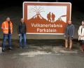 Bild: bey
Museumsleiterin Regina Kiermaier und Bürgermeister Reinhard Sollfrank (von rechts) stimmten mit den Leitung der Autobahnmeisterei mit Sebastian Beer und Harald Windschiegl (von links) die Gestaltung des neuen Hinweisschildes an der BAB A 93 ab.
