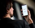 Bild: Britta Pedersen/dpa
Dario Nassal, Gründer des Debattenportal "The Buzzard" hält ein Smartphone auf dem die Startseite der App abgebildet ist. Nach mehreren Jahren Entwicklung und einer Crowdfunding-Kampagne startet das Medien-Startup "The Buzzard" seine erste News-App.