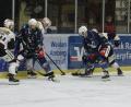 Bild: gb
Am Sonntag standen sich die Blue Devils (Ralf Herbst, Zweiter von links, und Dominik Müller) und der ECDC Memmingen in der Weidener Hans-Schröpf-Arena gegenüber. Da in Coronazeiten Spiele kurzfristig angesetzt werden, treffen beide Teams am Freitag in Memmingen erneut aufeinander.