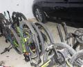 Bild: Bundespolizeiinspektion Waidhaus
Wem gehören diese Fahrräder? Ein 31-Jähriger hatte versucht, sie über die Grenze zu bringen.