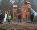 Bild: jr
Ein großes Klettergerüst und weitere neue Geräte werden künftig den Spielbereich im Freibad Mitterteich bereichern. Im Bild (von links) das mit den Arbeiten betraute Freibad-Team mit Stefan Helgert, Stefan Migula, Stefan Pelz und Dariusz Pietrzyk zusammen mit Bürgermeister Stefan Grillmeier.