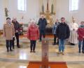 Bild: bk
"Sei gesegnet" steht auf der Edelstahlverkleidung des hochwertigen und würdig gestalteten Weihwasserspenders, der in der Pfarrkirche hinten am Haupteingang aufgestellt ist. Pfarrer Varghese Puthenchira dankte dafür dem KAB-Vorstandsteam.