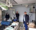 Bild: Tobias Gräf
Noch dienen die Räume der Notaufnahme des früheren Kreiskrankenhauses in Nabburg als Lager für medizinische Produkte. Doch schon ab 15. Dezember soll hier das stationäre Impfzentrum des Landkreises seinen Betrieb aufnehmen. Ein Bild vor Ort machten sich (von links) Joachim Seeliger (BRK), Christian Meyer und Manuel Lischka (am Landratsamt zuständig für den Aufbau des Impfzentrums).