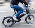 Bild: Hauke-Christian Dittrich/dpa
Ein 20-jähriger E-Bike-Fahrer ist gestorben, nachdem sein Akku leer geworden ist. Vermutlich ist er erfroren, als er zu Fuß weiterlaufen wollte.