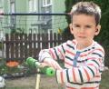 Bild: Gabi Schönberger
Rollertag für Gian Paolo. Vor dem Wohnhaus der Familie ist der Vierjährige gern mit seinem Gefährt unterwegs.