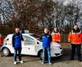 Bild: gz
Eine Spende von 300 Euro überreichen die Löwenfans Matthias Brenner (vorne, rechts) und Daniel Bäumler an die Helfer vor Ort Georg Rauch, Ulli Bauer und Alexandra Wild (von rechts).