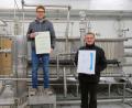 Bild: bsc
Über die Auszeichnung "Landesbester Brauer und Mälzer" freut sich Andreas Pohl (Mitte). Zu diesem großen Erfolg gratulierten Brauereibesitzer Johannes Freiherr von Gemmingen-Hornberg (links) und Braumeister Christian Mitterbauer (rechts).