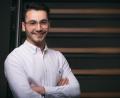 Bild: Bernd Schoenfelder/exb
Mahmoud Karao hat bei seinem Arbeitgeber, der Firma Horn Glass Industries AG, einen erfolgreichen Einstieg ins Berufsleben geschafft.