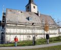 Bild: kaz
Die Kirchenvorsteherinnen Petra Prölß und Katharina Purucker stehen mit Pfarrer Manuel Sauer (von links) vor dem evangelischen Gemeindehaus in Krummennaab, das in den nächsten Monaten inklusiv und behindertengerecht umgebaut wird.