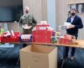Bild: mab
Pakete mit allerlei kulinarischen Geschenken für die Kameraden in Litauen, verpacken Oberstabsgefreiter Dominik Neuner, Stabsgefreiter Stefan Schirrmacher und Bürgermeister Peter Neumeier (von links) im Rathaus.