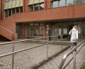 Bild: Wolfgang Steinbacher
Auf dem Weg ins Neue Rathaus in Weiden. Wie willkommen fühlen sich die Bürger dort? Eine Studie zur Kundenzufriedenheit liefert Antworten, die der Verwaltung und dem Stadtrat nicht gefallen.
