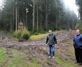 Bild: Petra Hartl
Thomas Heckmann (rechts), Vorsitzender des SC Monte Kaolino Hirschau, und Klaus Bichlmaier von den Bayerischen Staatsforsten begutachteten die Flurschäden nahe des Rotbühlsenders.