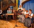Bild: u
Herausragendes Ereignis der letzten Jahre war für die Hirschauer Hausmusik ihr Auftritt beim Oberpfalztag in München im November 2017. Von rechts: Inge Mangelberger, Gabi Meindl, Martha Pruy und Luzia Dietz. Links mit im Bild: Stadt-Heimatpfleger Sepp Strobl.