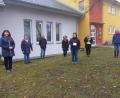 Bild: sl
Die Frauenbund-Vorsitzenden Maria Winter und Claudia Rupprecht überreichen Kindergartenleiter Patrick Schuh, Elternbeiratsvorsitzender Manuela Beck, Ulrike Berlin, sowie für die Grundschule an Elternbeiratsvorsitzende Nicole Merkel und Rektorin Beate Vetterl (von links) die Spenden.