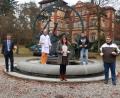 Bild: Hirsch
Die Geschäftsführerin der Kreishandwerkerschaft, Claudia Mendel, Kreishandwerksmeister Ernst Maler, Prüfer Manfred Stiefel sowie die Bäckermeister Stefanie Schmid, Kurt Scherl und Christian Glaab (von links) freuten sich über das gute Ergebnis bei der Stollenprüfung der Schwandorfer Bäckerinnung.