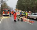Bild: Gustl Beer
Feuerwehr und Rettungsdienst sind im Einsatz: Ein roter Kleinwagen ist auf der Gegenfahrbahn gegen die silberfarbene Limousine gestoßen.