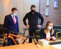Bild: uz
Oberbürgermeister Jens Meyer und Sportleiter Christian Meiler beobachten Lena-Maria Völkl bei der Ziehung der Hauptgewinnerin.