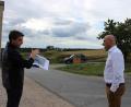 Archivbild: pko
Im vergangenen Juli hatte in Raggau ein Ortstermin für den geplanten Solarpark stattgefunden. Dabei erläuterte Thomas Schachner (Firma Max Solar, links) das Vorhaben gegenüber Bürgermeister Maximilian Beer.