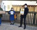 Bild: exb
Museumsmitarbeiter Michael Herzog (rechts) und Museumspädagogin Anna Ondrejtschak überreichen die Kreativkoffer an Anita Rupprecht (links), die Leiterin des Kindergartens Marienheim.