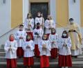 Bild: gi
Sieben neue Ministranten nimmt Pfarrer Udo Klösel im Gottesdienst auf.