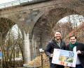 Archivbild: Stadt Marktredwitz/exb
Sebastian Macht (rechts) vom Stadtmarketingverein "MAKnetisch" und Innenstadtkoordinator Dominik Hartmann werben für den MAK-Gutschein, der immer beliebter wird.
