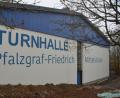 Bild: dob
Die Sanierung der Dreifachturnhalle ist für die Stadt Vohenstrauß mit rund 2,83 Millionen Euro heuer die größte Investition. Der neue Name ist in großen Buchstaben zu lesen.