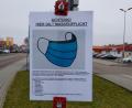 Symbolbild: mp
Ein Schild in Nabburg weist auf die geltende Maskenpflicht auf öffentlichen Parkplätzen hin.