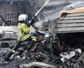 Bild: Petra Hartl
Die Feuerwehr muss gut 30 Stunden nach dem Ausbruch des Großbrands bei einer Zimmerei in Amberg noch einmal vorbeikommen. Für Nachlöscharbeiten.