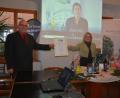 Bild: jr
Die Marktgemeinde Bad Neualbenreuth bekam jetzt den Titel „Fairtrade-Gemeinde“ verliehen. Darüber freuen sich (von links) Bürgermeister Klaus Meyer, Ursula Stingl (Gäste-Info) und Angela Frank, Sprecherin der Fairtrade-Steuerungsgruppe. Im Hintergrund Lisa Herrmann von Fairtrade-Town bei ihrer Video-Grußbotschaft.