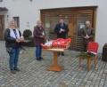 Bild: jr
Beim Plätzchenverkauf vorm Mehrgenerationenhaus am Donnerstag mit dabei waren (von links) Sabine Kirchmann, Renate Krieglsteiner, Bürgermeister Stefan Grillmeier, AWO-Kreisvorsitzender Edwin Ulrich und Fatima Felahi. Am Freitag wird der Verkaufsstand noch einmal aufgebaut.
