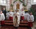 Bild: hir
Vier neue Ministranten wurden in der Pfarrei Pfreimd aufgenommen. Pfarrer Georg Parampilthadathil (Mitte) und Pastoralreferent Andreas Hartung (hintere Reihe, links) hießen die Neuen am Altar willkommen.