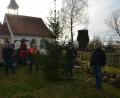 Bild: dob
Für den weihnachtlichen Glanz an der Marienkapelle sorgte auch heuer wieder ein eingespieltes Team um Alois Bäumler (rechts). Christian Maier (links) hält das Versprechen von Ludwig Gmeiner aufrecht.