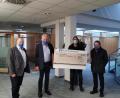 Bild: Karin Schwemmer/exb
Vorstand Frank Eckhard Kirchhof (links) und Regionalleiter Hermann Maul (Zweiter von links) überreichten in der Auerbacher Hauptgeschäftsstelle einen Spendenschenk in Höhe von 2000 Euro an den Zweiten Maffei-Vorsitzenden Matthias Regn (Zweiter von rechts), der von Kassier Hans Kormann (rechts) begleitet wurde.