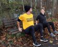 Bild: Lowak
Fitness auf der Parkbank: Christopher Oellerich und Susi Höchtl zeigen Dips für den Trizeps.
