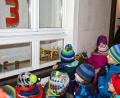 Bild: njn
So wie im vergangenen Jahr, als Pfarrer Christoph Zeh (rechts) mit den Kindern das Adventsfenster öffnete, wird es heuer nicht sein. "Adventsfenster to go" heißt es diesmal.