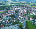 Luftbild: fjo
Für den weiteren Breitbandausbau bislang minderwertig versorgter Straßenzüge ist der Marktgemeinde ein Starttermin zwischen Ostern und Pfingsten 2021 versprochen worden. Aktuell laufen die Planungen, welche Bereiche in welcher Reihenfolge Berücksichtigung finden.