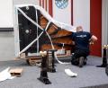 Bild: gac
Bei der Lieferung bietet der Steinway-Konzertflügel einen ungewohnten Anblick. Senkrecht auf dem vom Hersteller selbst entwickelten Transportwagen stehend zeigt er seinen "Bauch".