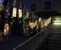 Bild: soj
Der Aufgang zum Rathaus wird durch bunte Weihnachtslaternen beleuchtet.
