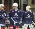 Bild: gb
Tomas Rubes (links) und Nick Latta (Mitte) harmonierten am vergangenen Sonntag beim 6:3-Sieg der Blue Devils gegen Memmingen prächtig. Ob Latta in den nächsten Partien in Memmingen, gegen Landsberg und in Höchstadt wieder für die Weidener aufläuft, hängt davon ab, ob er von seinem Verein, dem DEL-Klub Straubing Tigers, freigestellt wird. Rechts im Bild Goalie Philip Lehr.