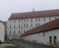 Bild: kgg
Stück für Stück putzt sich das Kloster Waldsassen heraus. Nun gibt es vier Millionen Euro Bundesfördermittel. Rechts steht noch die alte Hausmeisterwerkstatt, die nach dem Winter abgebrochen wird.