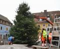 Bild: gi
Die Bauhof-Arbeiter stellen den Weihnachtsbaum am Marktplatz auf.