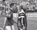 Archivbild: Ziegler
Club-Trainer Willi Entenmann (rechts) wechselt den damals 18-jährigen Timo Rost (links) vor rund 45 000 Fans im DFB-Pokalspiel 1996 gegen die SpVgg Greuther Fürth ein.