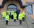 Bild: jma
Die sieben Mädchen der Markus-Gottwalt-Schule erlernten in zehn Unterrichtsstunden alles Wissenswerte von Polizeihauptmeister Paul Zawal